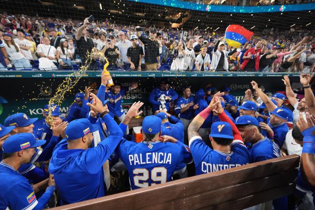 지난 대회 챔피언 일본을 꺾고 준결승에 진출한 베네수엘라 선수들이 기쁨을 만끽하고 있다. AP=연합뉴스