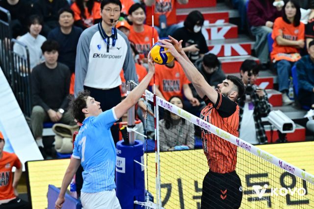 인천 대한항공의 이든(왼쪽)이 15일 부산 강서실내체육관에서 열린 2025~2026 V-리그 남자부 6라운드 원정 경기에서 OK저축은행 디미트로프를 상대로 스파이크를 시도하고 있다. KOVO 제공