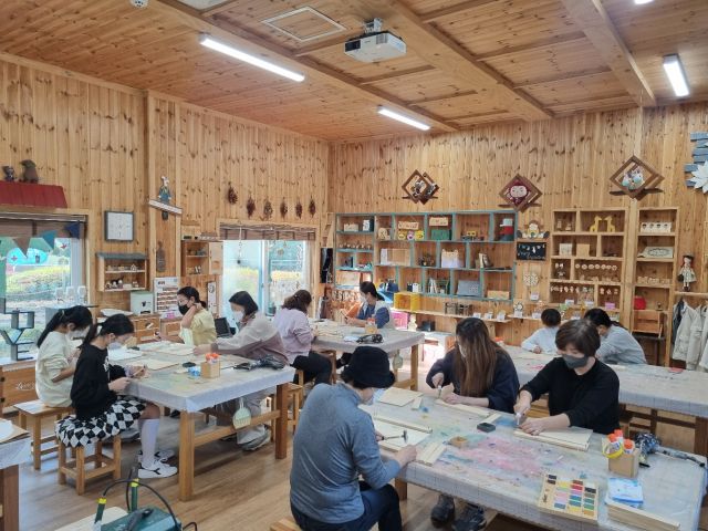 시민들이 옥구목공체험장에서 체험 프로그램을 하고 있다. 시흥시 제공