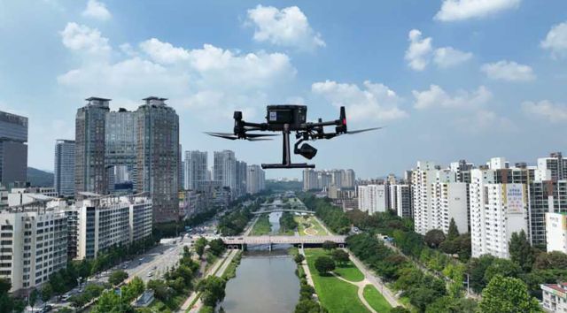 성남 탄천변 하늘을 날고 있는 성남시 드론. 성남시 제공