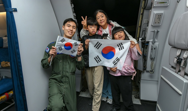 사우디서 군 수송기 타고 중동 체류 교민 대피. 연합뉴스