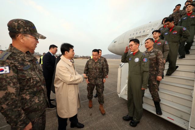 15일 오후 경기도 성남시 서울공항에서 공군 다목적 수송기 KC-330 '시그너스'를 타고 작전을 마친 공군 장병들이 이동하고 있다. 연합뉴스