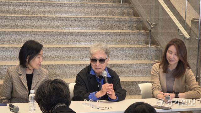 지난 11일 호암미술관에서 열린 ‘김윤신: 합이합이 분이분일’ 기자간담회에서 김윤신 작가(가운데)가 자신의 회고전에 관한 소감을 밝히고 있다. (왼쪽부터)김성원 호암미술관 부관장, 김윤신 작가, 태현선 수석 큐레이터. 이나경기자