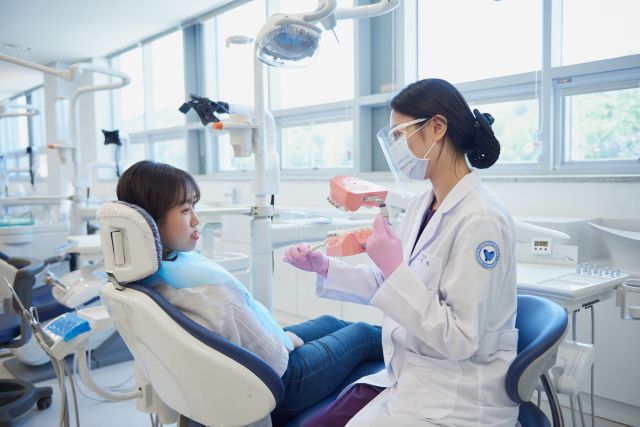 서영대 치위생학과 학생들이 구강 실습을 하고 있다. 서영대 제공