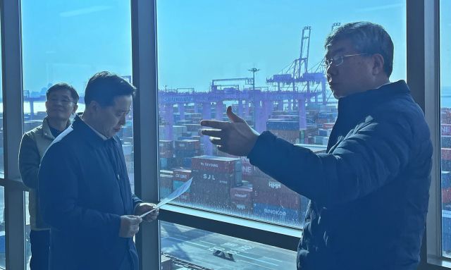 이경규 IPA 사장(왼쪽 두번째)이 최근 인천신항 선광신컨테이너터미널(SNCT)을 찾아 해운 시황 및 물동량 변화 추이 등을 살펴보고 있다. 인천항만공사 제공