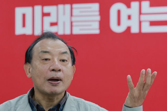 국민의힘 이정현 공천관리위원장이 12일 서울 영등포구 여의도 중앙당사에서 공관위 회의와 6·3 지방선거 공천 면접 심사를 앞두고 기자들과 대화를 나누고 있다. 연합뉴스