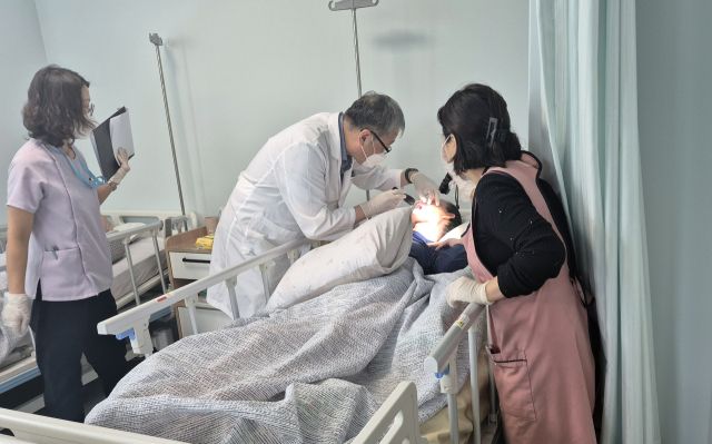 시립요양원 입소자를 대상으로 구강검진 모습. 과천시 제공