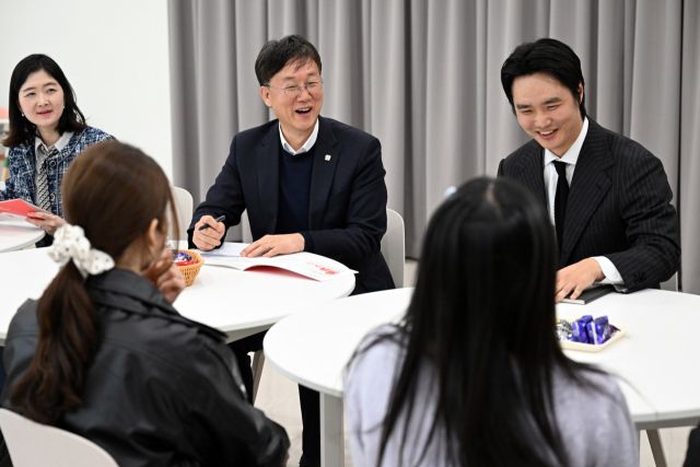 이민근 안산시장(가운데)이 13일 한부모가족 통합지원센터를 방문하고 센터 종사자 및 이용자들과 대화를 나누고 있다. 안산시 제공