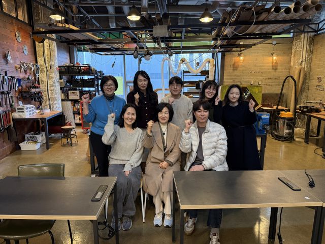 판교고 황혜인 교장과 성남진로직업체험센터장, 스마일게이트 관계자 등이 11일 교육과정에 대한 협력을 논의한 후 포즈를 취하고 있다. 판교고 제공