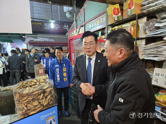 더불어민주당 박찬대 국회의원(인천 연수구갑)이 16일 인천 서구 정서진 중앙시장을 방문해 상인과 이야기를 나누고 있다. 박상후기자