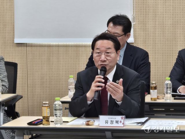 유정복 인천시장이 16일 예술인 단체 간담회에서 사업 추진 상황을 공유하고 있다. 박상후기자
