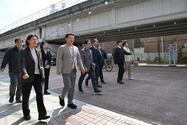 김동근 의정부시장이 경원선 하부 공간을 둘러보고 있다. 의정부시 제공