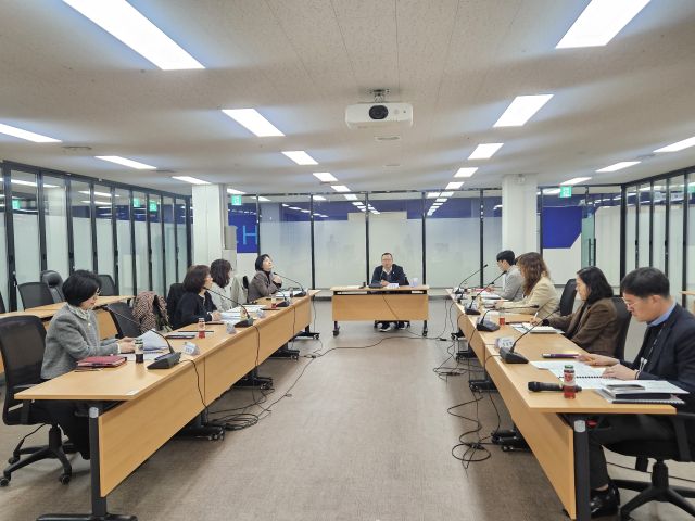 유준호 시 외로움돌봄국장을 비롯해 관계자들이 16일 시청 소통회의실에서 회의를 하고 있다. 시 제공