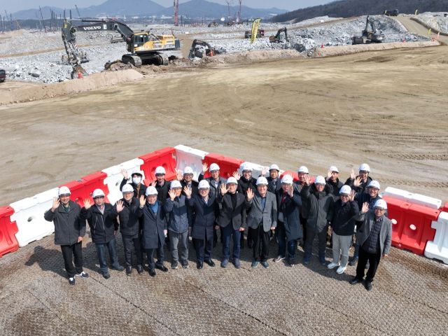 용인도시공사가 지난해 3월19일 SK반도체클러스터 조성공사 현장을 견학한 모습. 용인도시공사 제공