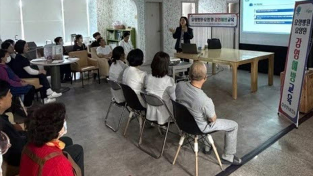 포천시보건소가 요양병원과 요양시설 종사자를 대상으로 감염병 예방 실무 교육을 진행하고 있다. 포천시 제공