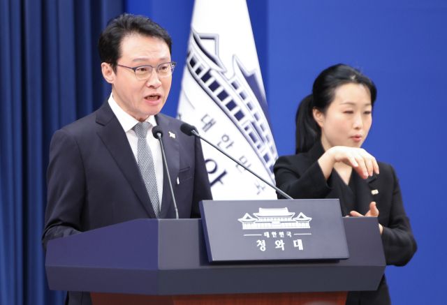 이규연 홍보소통수석이 12일 청와대 기자회견장에서 12·29 제주항공 참사 관련 브리핑을 하고 있다. 연합뉴스