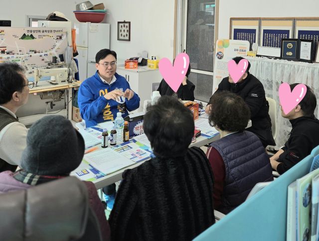 이용욱 파주시장 예비후보가 소상공인들읗 만나 매출 구간별 캐시백 차등제·소상공인 참여 거버넌스 등 소상공인 2대정책공약을 발표하고 있다. 이용욱 파주시장 예비후보 캠프 제공