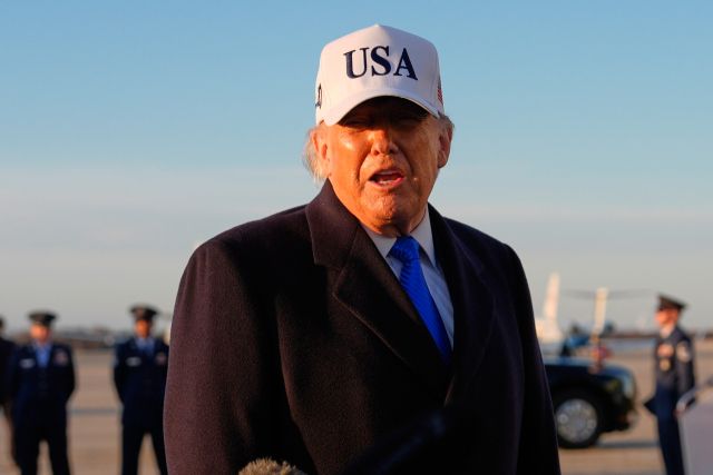 President Donald Trump speaks to reporters before he boards Air Force One, Friday, March 13, 2026, at Joint Base Andrews, Md., for a trip to Florida. (AP Photo/Mark Schiefelbein)"2026년 3월 13일 금요일, 메릴랜드주 앤드루스 합동기지에서 도널드 트럼프 대통령이 플로리다로 향하는 에어포스 원(대통령 전용기)에 탑승하기 전 기자들에게 발언하고 있다. (AP 사진 / 마크 시펠바인)"