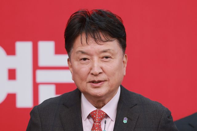 사진은 김영환 충북도지사가 지난 11일 서울 영등포구 여의도 국민의힘 중앙당사에서 열린 광역단체장 후보 면접을 마치고 취재진 질문에 답하는 모습. 연합뉴스