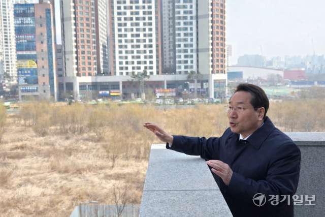 유정복 인천시장이 16일 인천예술인회관 건립 현장 설명회에서 부지를 바라보며 이야기를 하고 있다. 박상후기자