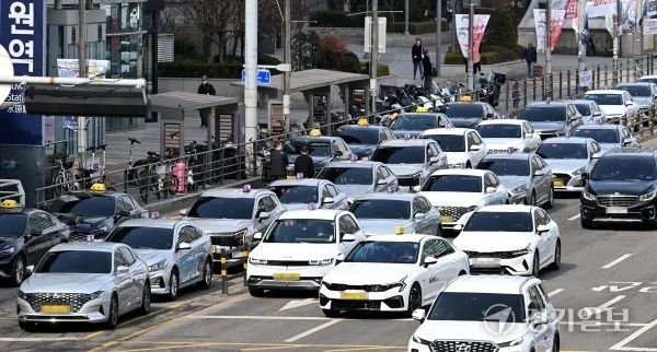 수원역 앞 택시승강장 일대가 택시와 승용차 등이 뒤섞여 혼잡한 모습을 보이고 있다. 경기일보DB