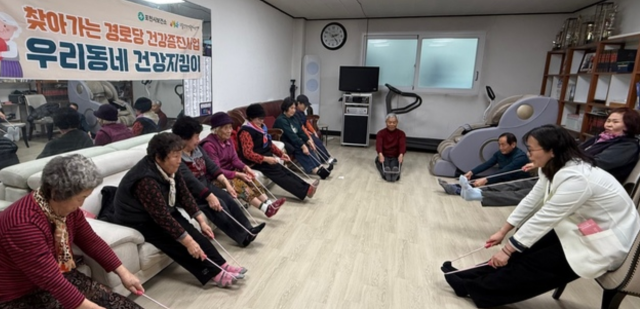 포천시가 찾아가는 경로당 건강증진사업의 일환으로 스트레칭 프로그램을 진행하고 있다. 포천시 제공