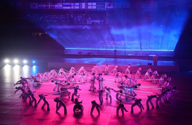 15일(현지시간) 이탈리아 코르티나 컬링 올림픽 스타디움에서 열린 2026 밀라노·코르티나담페초 동계 패럴림픽 폐막식에서 축하 공연이 진행되고 있다. 연합뉴스