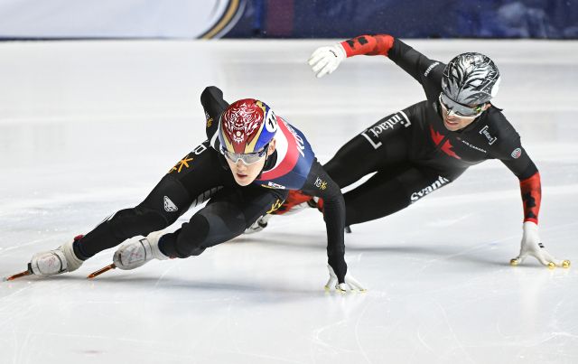 한국 남자 쇼트트랙 대표팀 임종언(고양시청)이 16일(한국시간) 캐나다 몬트리올 모리스 리처드 아레나에서 열린 2026 국제빙상경기연맹(ISU) 쇼트트랙 세계선수권대회 남자 1천ｍ 결승에서 레이스를 펼치고 있다. AP=연합뉴스