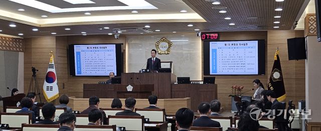 16일 강정구 평택시의회 의장이 본회의장에서 열린 제261회 임시회 제1차 본회의에서 인사말을 하고 있다. 윤동현 기자