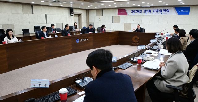 유정복 인천시장이 16일 시청 영상회의실에서 열린 '2026년 제2회 고용심의회'에서 인사말을 하고 있다. 시 제공