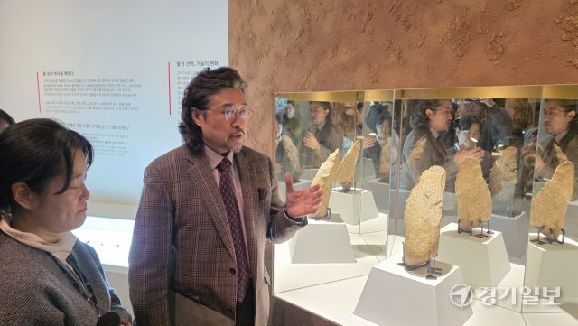 (우측부터)이한용 전곡선사박물관장과 김소영 학예연구사가 전곡리유적 85-12번지에서 출토된 초대형 주먹찌르개(사진)에 관해 설명하고 있다. 이나경기자