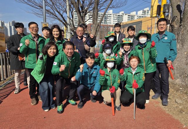 허남석 부시장(맨 앞줄 가운데)이 13일 성포동 일원에서 시 관계자 및 안산시자율방재단과 함께 빗물받이를 점검하고 기념촬영을 하고 있다. 안산시 제공