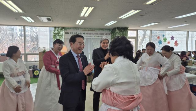 17일 인천 남동구 새마을회관 2층에서 열린 새마을지도자인천광역시부녀회의 ‘차향 가득, 나눔 가득 일일카페’ 행사장에서 유정복 인천시장이 회원들과 인사를 하고 있다. 부녀회 제공