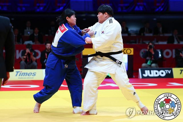 2025 IJF 도쿄그랜드슬램에서 맞붙은 용인대 이현지(오른쪽)와 김하윤.IJF 제공
