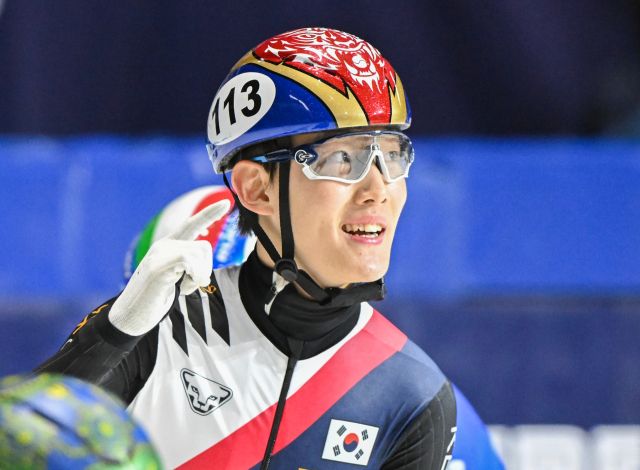 한국 남자 쇼트트랙 국가대표 임종언(고양시청)이 16일(현지시간) 캐나다 몬트리올에서 열린 ‘국제빙상경기연맹(ISU) 쇼트트랙 어워즈’서 최고의 신인에 선정됐다. AP=연합뉴스