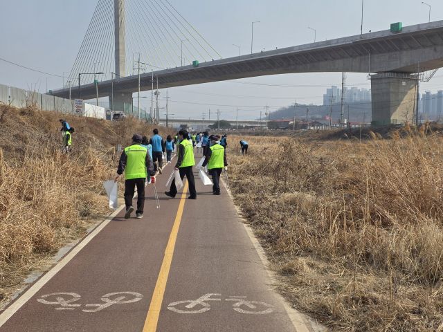 한국수자원공사 양주수도지사는 17일 세계 물의 날을 맞아 양주시 회암천과 신천 일원에서 하천 대청결운동을 펼쳤다. 한국수자원공사 양주수도지사 제공