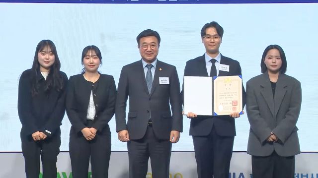 ‘2025 AI 국민비서 서비스 시나리오 공모전’ 시상식에서 대상(대통령상)을 수상한 가천대 학생팀이 기념촬영을 하고 있다. 사진 왼쪽부터 이환희·유지원 학생, 윤호중 행정안전부 장관, 전현수·조민채 학생. 가천대 제공