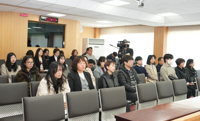 강화군의회 임시회 본회의를 참관하고 있는 공무원들. 강화군의회 제공