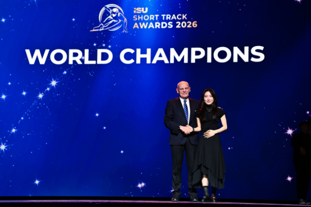 한국 쇼트트랙 여자 간판으로 떠오른 성남시청 김길리(오른쪽)가 16일 진행된 ISU 세계선수권 시상식에서 검정색 원피스를 입고 무대에 올랐다. ISU 제공