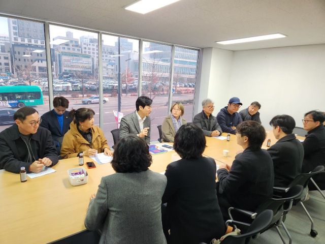 사진은 한준호 의원이 경기민예총 예술인들을 만나 의견을 청취하는 모습. 의원실 제공