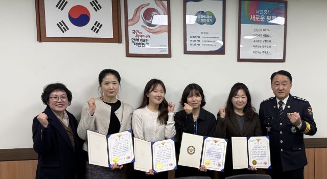 최근 맹훈재 평택경찰서장(오른쪽 첫 번째)이 평택시보건소를 찾아 정신질환자 응급입원 체계 개선에 기여한 보건소 관계자들에게 표창을 수여한 뒤 기념촬영을 하고 있다. 평택경찰서 제공