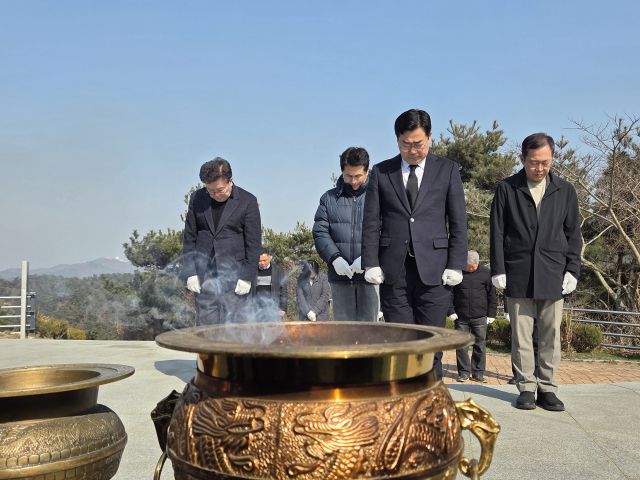 더불어민주당 박찬대 국회의원(연수갑)이 천안함 46용사 위령탑을 찾아 묵념하며 희생 장병들을 추모하고 있다. 박귀빈기자