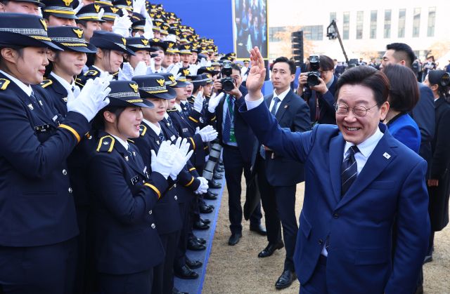 이재명 대통령이 17일 충남 아산 경찰대학에서 경위·경감 합동임용식을 마친 신임 경찰관들과 인사하고 있다. 연합뉴스