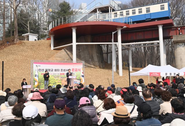 최근 열린 수인선 폐철교 쉼터 조성사업 준공식에서 이재호 구청장이 이야기하고 있다. 연수구 제공