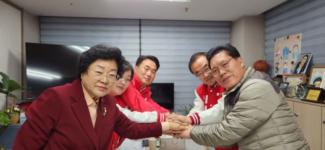 송석준 국회의원이 지난 16일 이천지역 사무실에서 이천시장 예비후보들과 공정 경선 및 원팀 필승을 다짐하고 있다. 송석준 국회의원실 제공