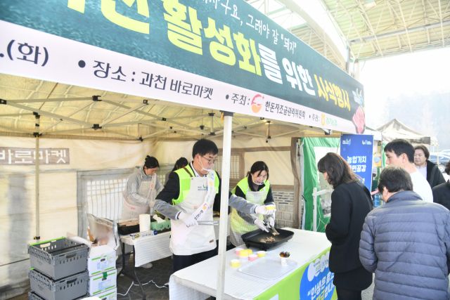 엄범식 경기농협 본부장이 17일 과천 바로마켓에서 열린 한돈 소비촉진을 위한 시식 행사에서 시민들을 만나고 있다. 경기농협 제공