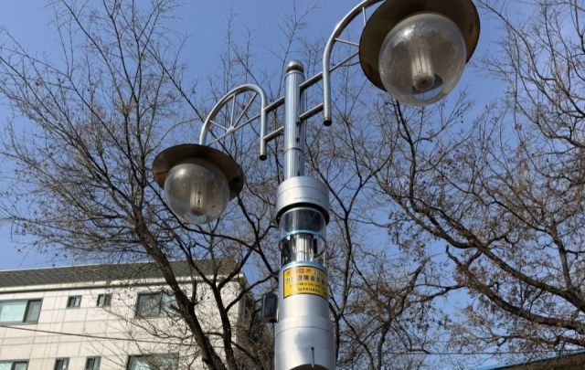 부천시 강남어린이공원에 해충유인퇴치기가 설치됐다. 부천시 제공