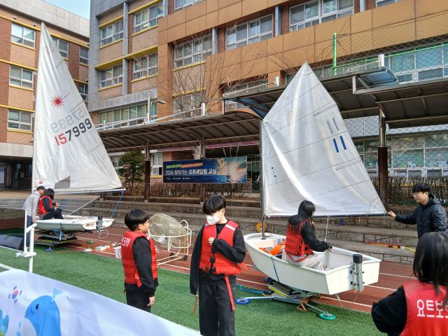 가현초 학생들이 김포요트협회 관계자의 지도로 요트를 타보고 있다. 김포교육지원청 제공