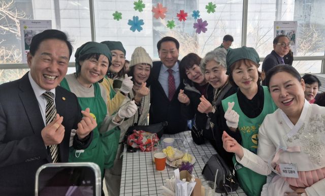 17일 인천 남동구 새마을회관 2층에서 열린 새마을지도자인천광역시부녀회의 ‘차향 가득, 나눔 가득 일일카페’ 행사장에서 유정복 인천시장이 회원들과 기념촬영을 하고 있다. 부녀회 제공