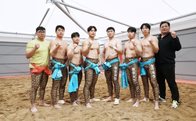 ‘2026년 경기도종합체육대회’ 종합우승을 목표로 사활을 건 훈련에 매진하고 있는 광주시청 직장운동경기부 씨름팀이 최기선감독(사진 맨 오른쪽)과 함께 초월생활체육공원 씨름장에서 화이팀을 외치고 있다. 광주시제공
